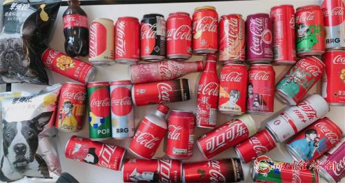 15（苏7 网0424 际恒供稿）收藏了60个国家的可乐，成都90后创业打造ins风可乐博物馆配图    图一：各国可乐展示.jpg
