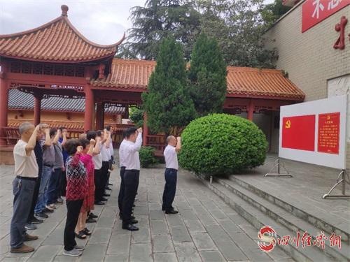 20190505_115319_46414.jpg 07(7龙 网 0505钟正有)缅怀先烈强党性,以案促改守底线配图 重温入党宣言.jpg