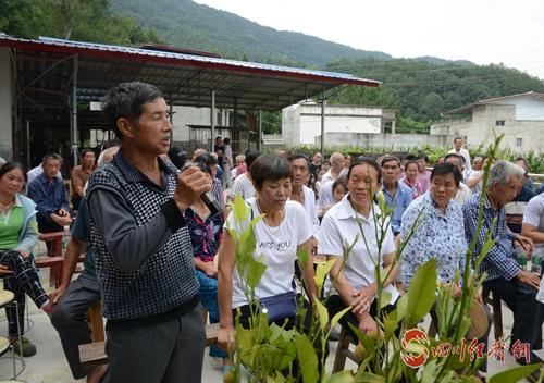 20190704_181339_822699.jpg 35(网)7.2“阳光问政”坝坝会 干部现场听民声配图 村民现场提问.jpg