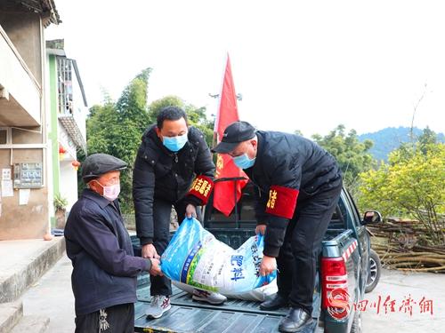 充县东太乡土地垭村村民张庆太在家门口收到了肥料和种子.jpg